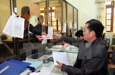 Người dân nộp lệ phí trước bạ tại Cục thuế tỉnh Lạng Sơn.